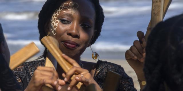 Femme mahoraise avec le masque de beauté, Msindzano et Mbiwi