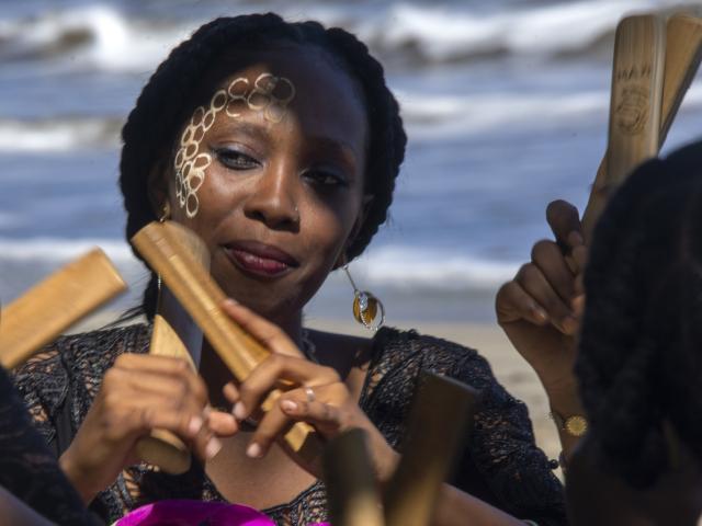 Femme mahoraise avec le masque de beauté, Msindzano et Mbiwi