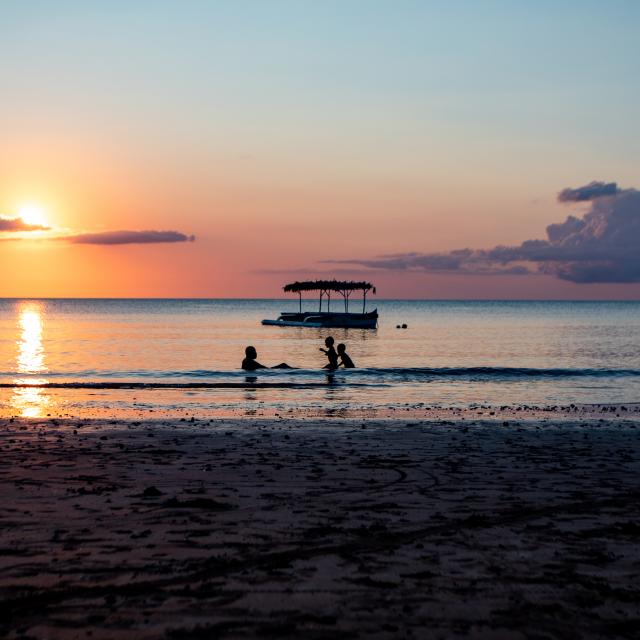 Mayotte Plage Parent Enfant Jeux Sable Coucher De Soleil Sunset Beach Pirogue Boat Soleil Sun Sohoa 9677 Original