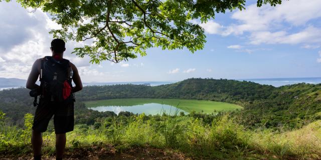 Petite Terre Lac Dziani Randonneur Touriste Paysage 7407 Original (1)