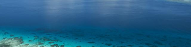 Vue aérienne du lagon de Mayotte, un attrait majeur de la destination