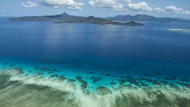 Vue aérienne du lagon de Mayotte, un attrait majeur de la destination