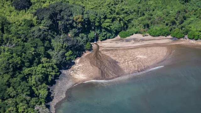 Plage et cascade de Soulou, Mayotte